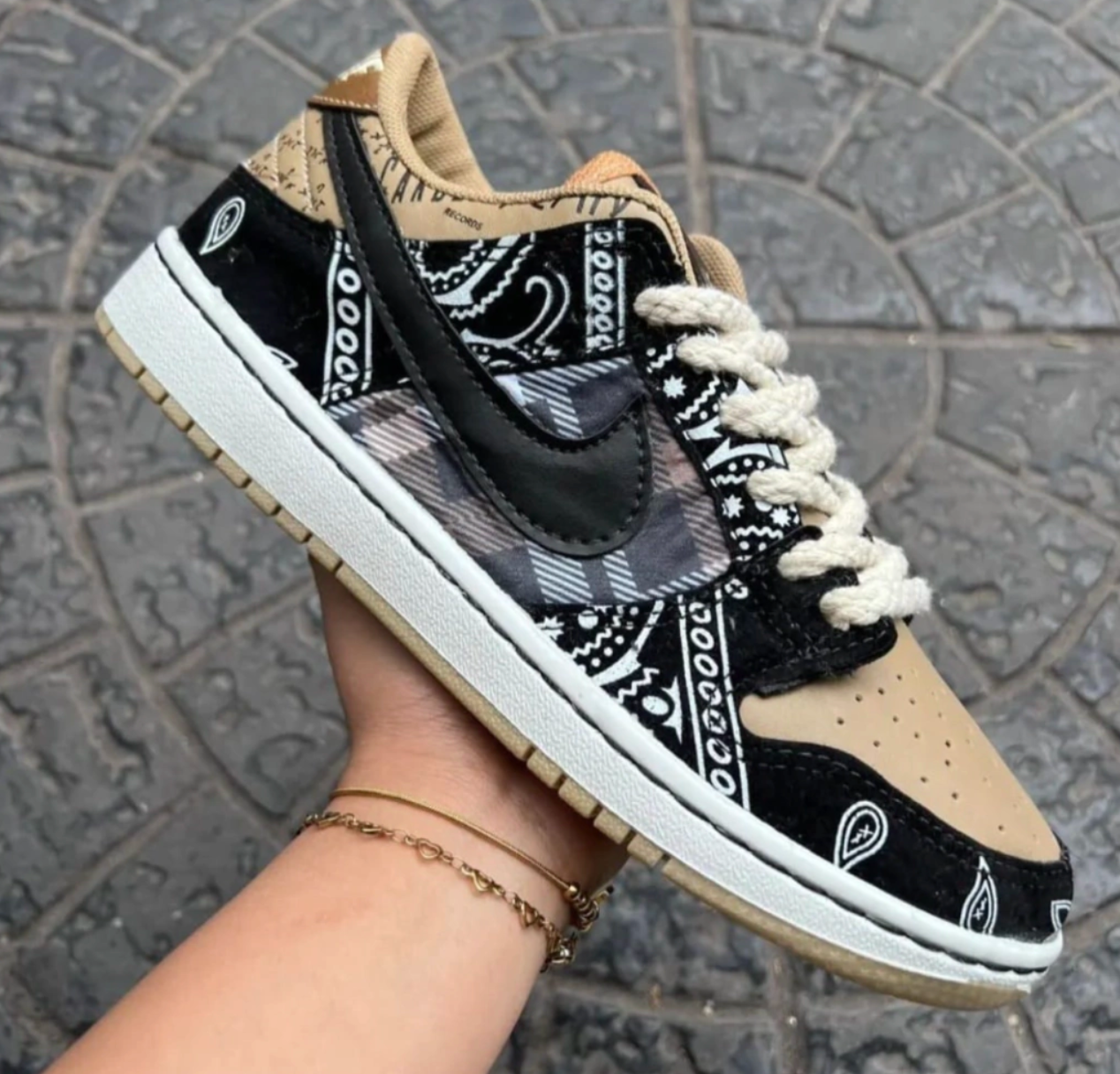 SB DUNK TRAVIS SCOTT